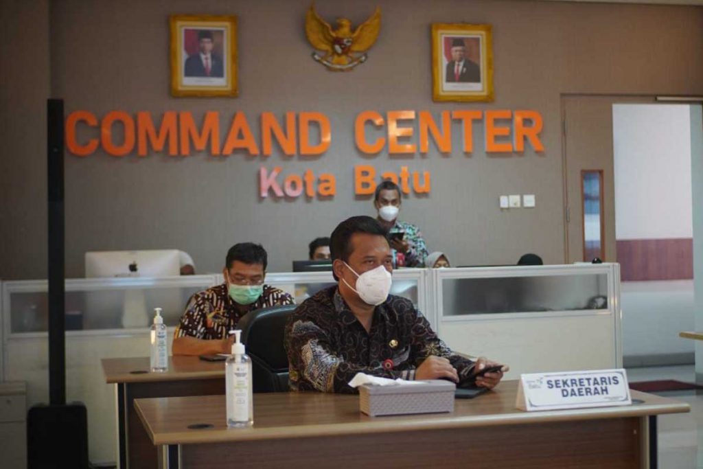 Sekretaris Daerah Pemerintah Kota Batu, Zadim Efisiensi mengikuti acara di Command Center. (ist) - SAKIP dan RB AWARD 2021 Kota Batu RaihPredikat B