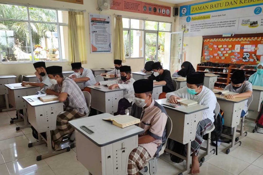 Siswa SMP Islam Sabilillah tadarus Alquran. (jaz) - Pesantren Ramadan, Kepsek SMP Islam Sabilillah: Jadi Pembiasaan Baik