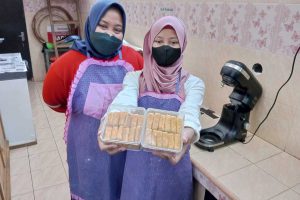 Siswi SLB Eka Mandiri Batu, menunjukkan kue Kastengel hasil buatannya. (dik) - Siswa SLB, Latih Daya Tangkap & Keterampilan Dengan Bikin Kue Lebaran