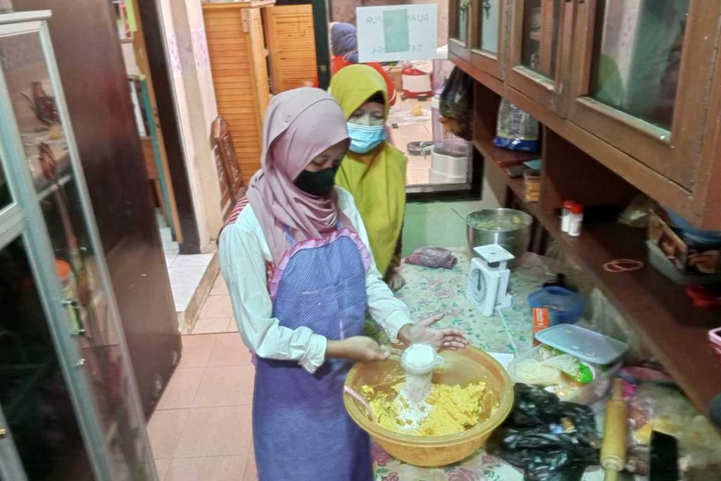 Siswi SMA-LB Eka Mandiri, didampingi guru pembimbing, membuat kue kering Nastar. (dik) - Siswa SLB, Latih Daya Tangkap & Keterampilan Dengan Bikin Kue Lebaran