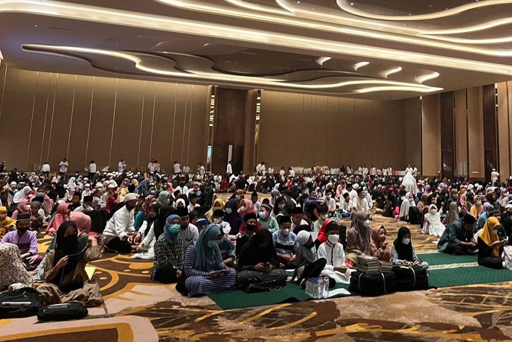 Suasana Buka Bersama seribu anak yatim Malang. (ws5) - Gubernur Jatim Bukber dan Salurkan Santunan 1.000 Anak Yatim di Malang