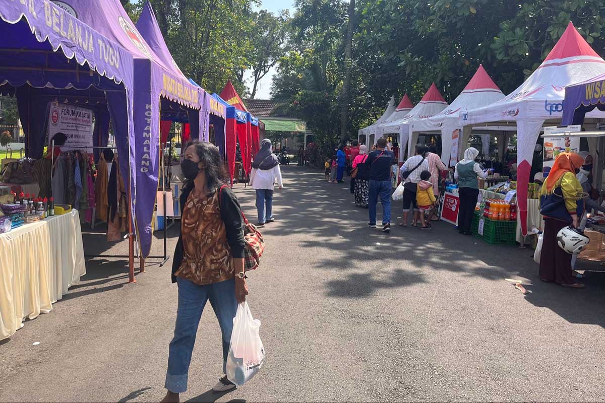 Suasana Pasar Murah yang diselenggarakan Bakorwil Malang. (ws5) - Bakorwil Malang Gelar Pasar Murah, Upaya Peningkatan Daya Beli Masyarakat