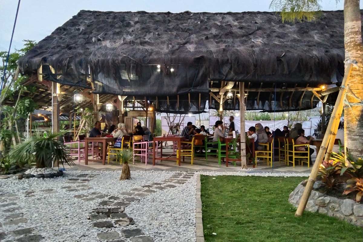 Suasana 'Sambat Luwe' dengan konsep tradisional cocok untuk bersama keluarga. (jaz) - 'Sambat Luwe' Usung Konsep Resto Tradisional dari View hingga Kuliner