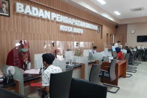 Suasana pelayanan di Bapenda Kota Batu. (dik) - Pengunjung Wisata Membaik, Realisasi Pajak Hotel, Resto, Hiburan, Ikut Terdongkrak
