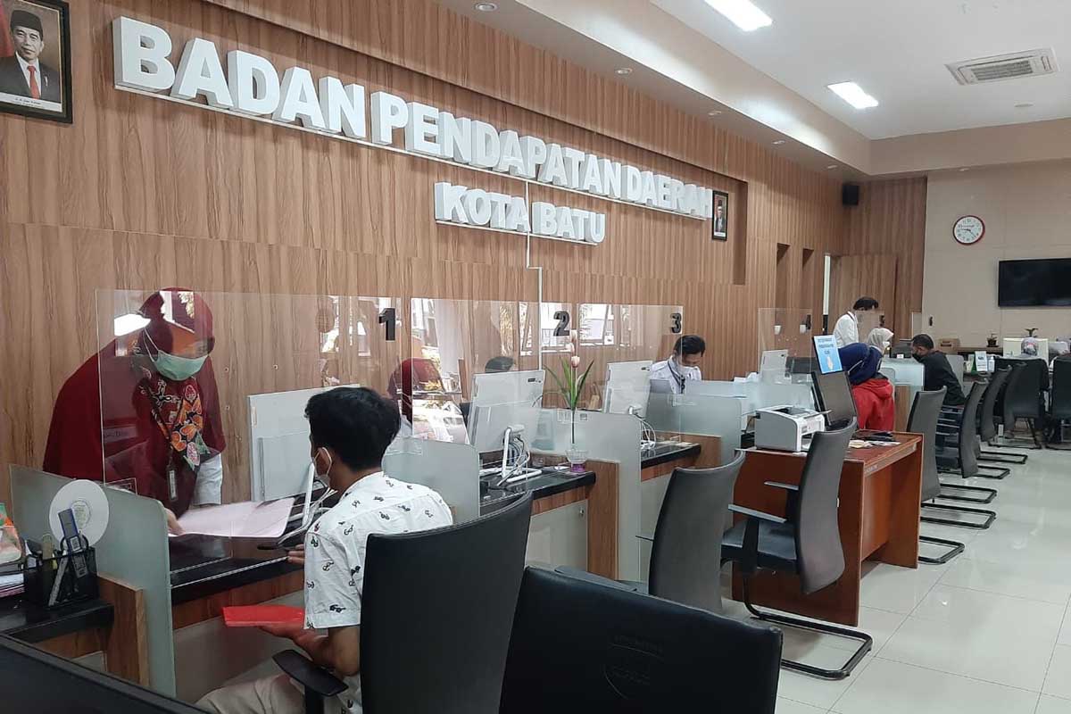 Suasana pelayanan di Bapenda Kota Batu. (dik) - Pengunjung Wisata Membaik, Realisasi Pajak Hotel, Resto, Hiburan, Ikut Terdongkrak