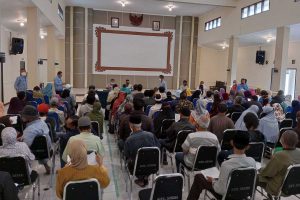 Suasana penyaluran BLT Migor dan Sembako di Graha Wangsa Kelurahan Sisir. (dik) - Ingin Mencairkan Dana BLT Migor dan Sembako, Ini Alur Pengambilannya