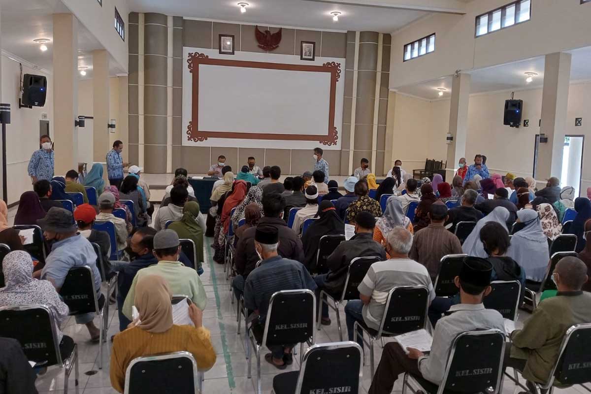 Suasana penyaluran BLT Migor dan Sembako di Graha Wangsa Kelurahan Sisir. (dik) - Ingin Mencairkan Dana BLT Migor dan Sembako, Ini Alur Pengambilannya