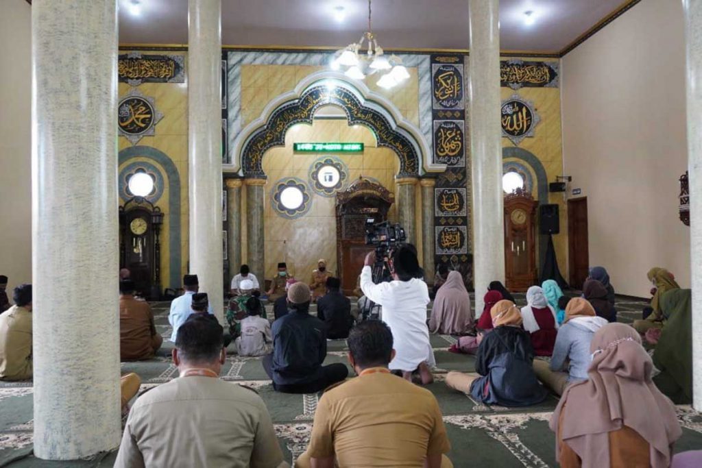 Suasana silaturahmi Ramadan Wali Kota dan Wakil Wali Kota Batu di Masjid Baiturrohman, Desa Sumberbrantas. (ist) - Kunjungi Desa Paling Utara Kota Batu, Wali Kota Batu Santuni Yatim
