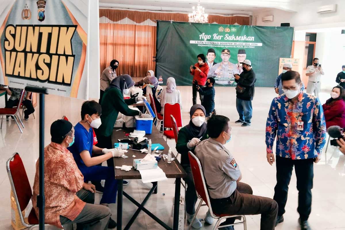 Suasana vaksinasi di Masjid Sabilillah. (jaz) - Kemenag-Polri Kota Malang Targetkan 5 Ribu Dosis - Program 1 Juta Vaksin