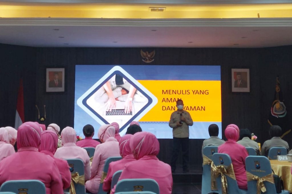 Sunavip Ra Indrata, menyampaikan paparan 'Sang Penunggang Ombak Media Sosial'