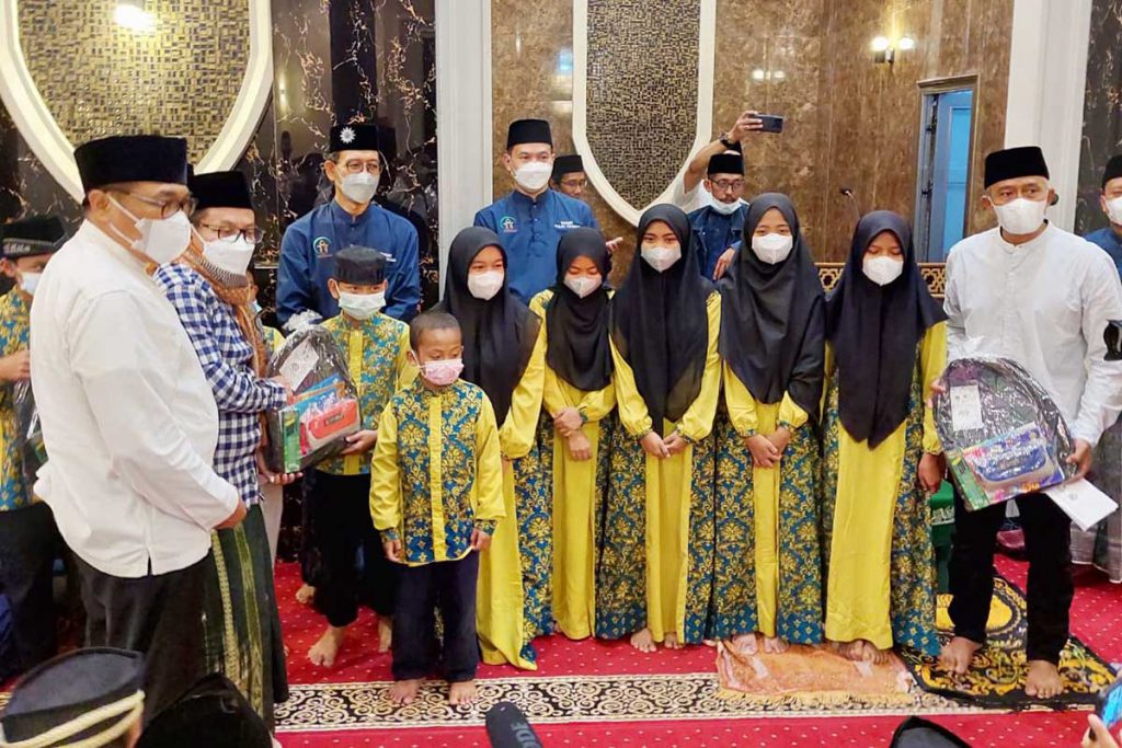 Sutiaji memberikan santunan secara simbolis ke anak yatim. (jaz) - Safari Ramadan di Masjid Fatimah, Sutiaji: Puasa Seimbangkan Dunia-Akhirat