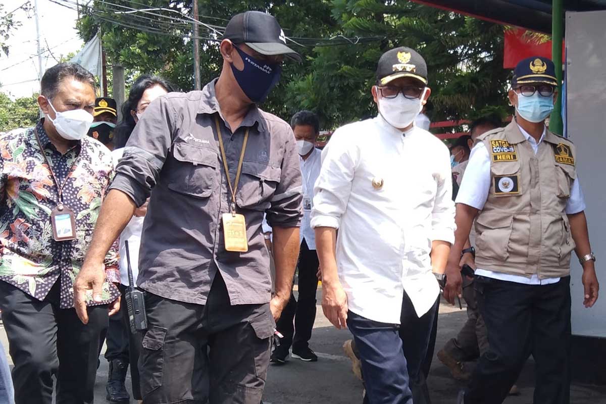 Sutiaji mengunjungi Terminal Pertamina Malang bersama rombongan. (jaz) - Antisipasi Kenaikan 24 Persen Wisatawan, Sutiaji  Minta Stok BBM Ditambah 25 Persen