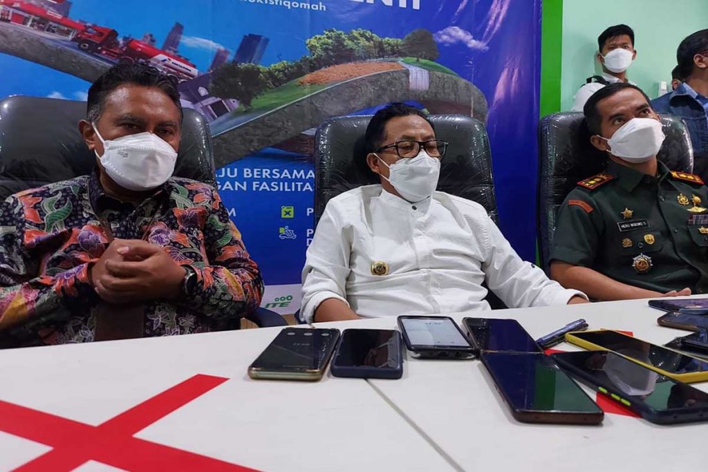 Sutiaji menjelaskan prediksi kenaikan kunjungan wisatawan pasca lebaran. (jaz) - Antisipasi Kenaikan 24 Persen Wisatawan, Sutiaji  Minta Stok BBM Ditambah 25 Persen