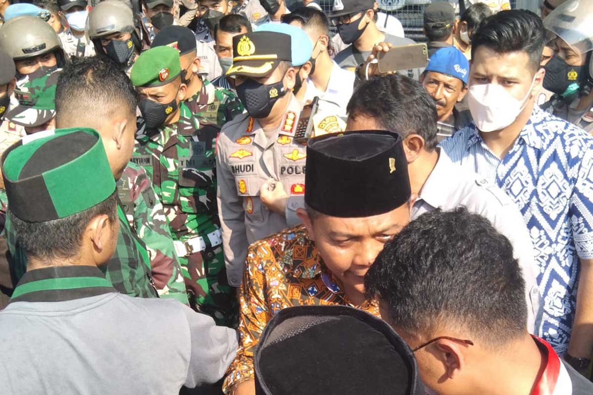 TNI/Polri mengawal aksi mempertemukan Ketua DPRD Kota Malang dan mahasiswa. (jaz) - Berjalan Aman-Damai, Buher: Terima Kasih Korlap dan Ketua Organisasi