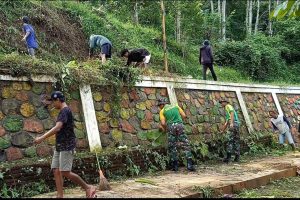 TNI-RAKYAT manunggal bersihkan Kampung Wisata Topeng. (ist) - Yonbekang 2 Kostrad Karya Bhakti Bersama Warga Bersihkan Kampung Wisata Topeng