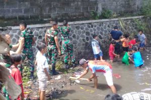 TNI bersama warga Tunjungsekar bersih-bersih Kali Besuk. (ist) - Manunggal TNI Bersama Rakyat, Kerja Bakti Bersihkan Kali Besuk Tunjungsekar