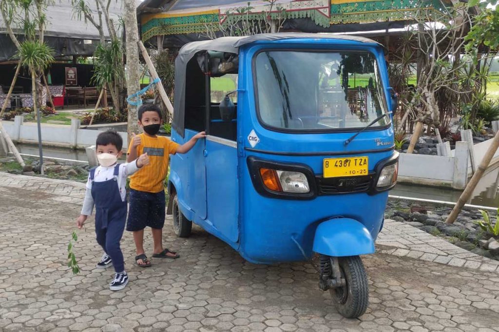 Tak untuk selfie, Bemo juga bisa dikendarai di area Sambat Luwe. (rhd) - 'Sambat Luwe' Usung Konsep Resto Tradisional dari View hingga Kuliner