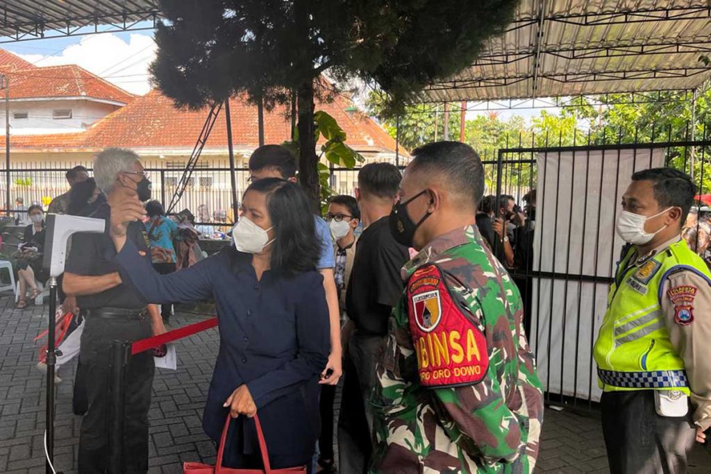 Tampak warga mengantre panjang saat akan memasuki tempat peribadatan. (ws5) - Membludak,  Peringatan Jumat Agung di Gereja Katerdal Ijen Malang Berjalan Hikmat