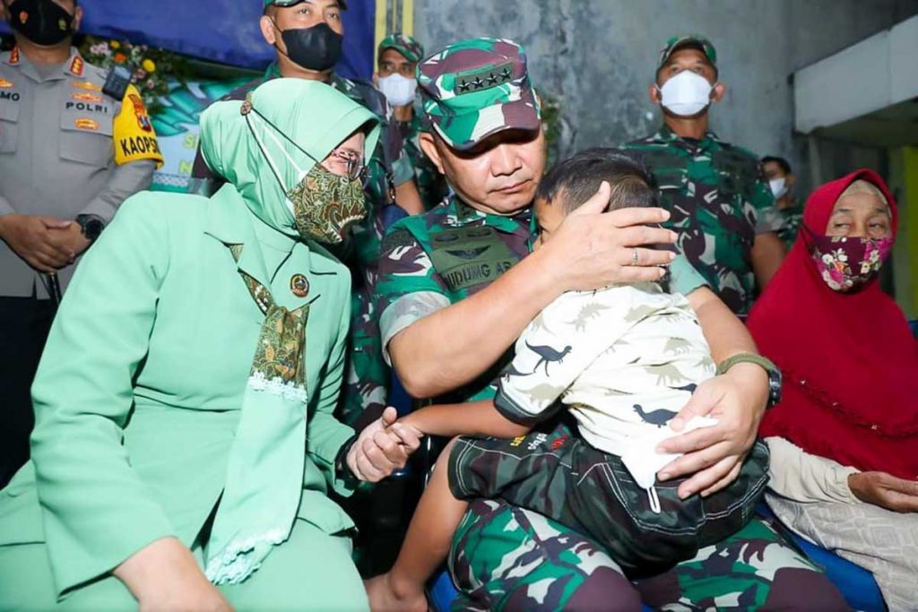 Tangis Haru Kasad Saat Mengunjungi Anak Sertu Eka, Korban Kebiadaban KKB Papua