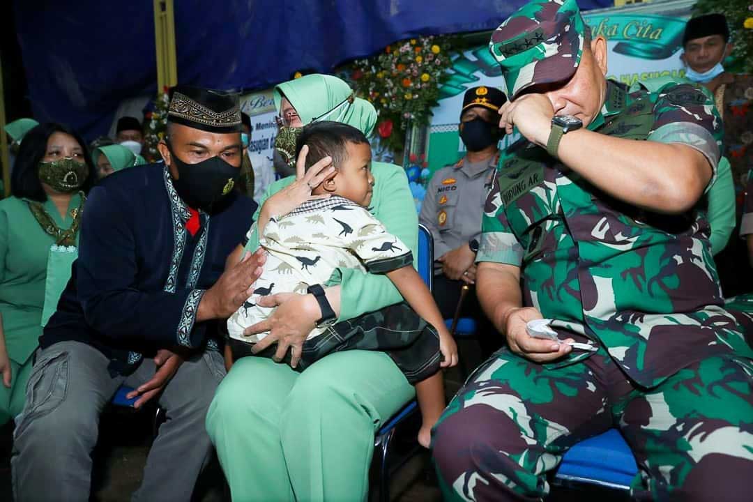 Tangis Haru Kasad Saat Mengunjungi Anak Sertu Eka, Korban Kebiadaban KKB Papua