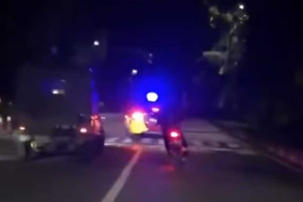 Tangkapan layar aksi kejar-kejaran menggunakan mobil patroli dan sepeda motor. (ist) - Aksi Viral Kejar-kejaran, Kasat Sabhara: Bukan Keahlian, Nekat Saja
