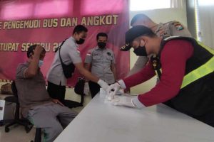 Tes Urine Pengemudi Bus dan Sopir Angkot, di Terminal Batu. (ist) - Puluhan Sopir Bus dan Angkot di Terminal Batu Mendadak Tes Urine