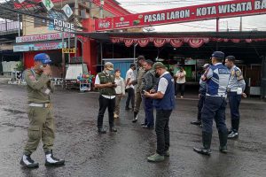 Tim gabungan Razia gepeng dan anjal, melakukan koordinasi di alun-alun Batu. (dik) - Razia Gepeng, Empat Terjaring, Dua 'Silver Man' Kabur
