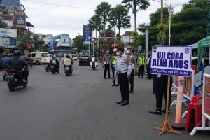 Uji coba alih arus di kawasan alun-alun Kota Batu. (ist) - Satlantas Polres Batu, Simulasikan Pengalihan Arus dan Sosialisasi Jalur Alternatif