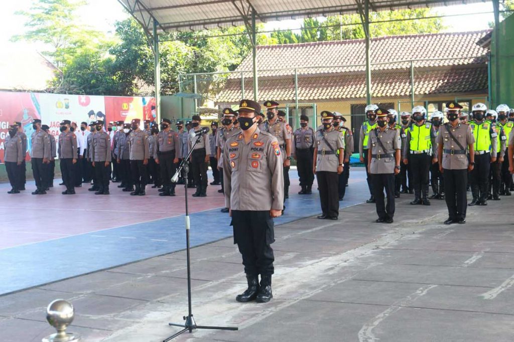 Upacara Serah Terima Jabatan (Sertijab) tujuh Kapolsek jajaran yang digelar di lapangan indoor Polres Kediri, Selasa (5/4/2022) pagi. (Memo X/ji) - Tujuh Kapolsek Polres Kediri Bergeser