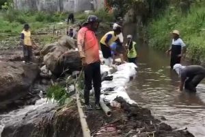 Upaya warga membentengi saluran irigasi dengan karung pasir. (ist) - Jebol Berulang, Warga Dusun Pandan, Harapkan Pemkot Batu Urun Solusi