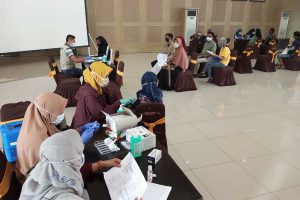 Vaksinasi booster di Graha Pancasila, Balaikota Among Tani Kota Batu. (dik) - Vaksin Booster di Pemkot Batu Diminati Calon Pemudik