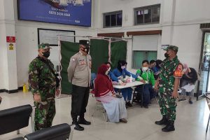 Vaksinasi booster pada penumpang dan pegawai Stasiun Kota Baru. (ist) - Puluhan Penumpang dan Pegawai Stasiun Kota Baru Ikuti Vaksinasi Booster