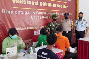 WBP antri dengan tertib untuk vaksin booster. (ist) - Ratusan WBP dan Petugas Lapas Kelas 1 Malang Divaksin Booster