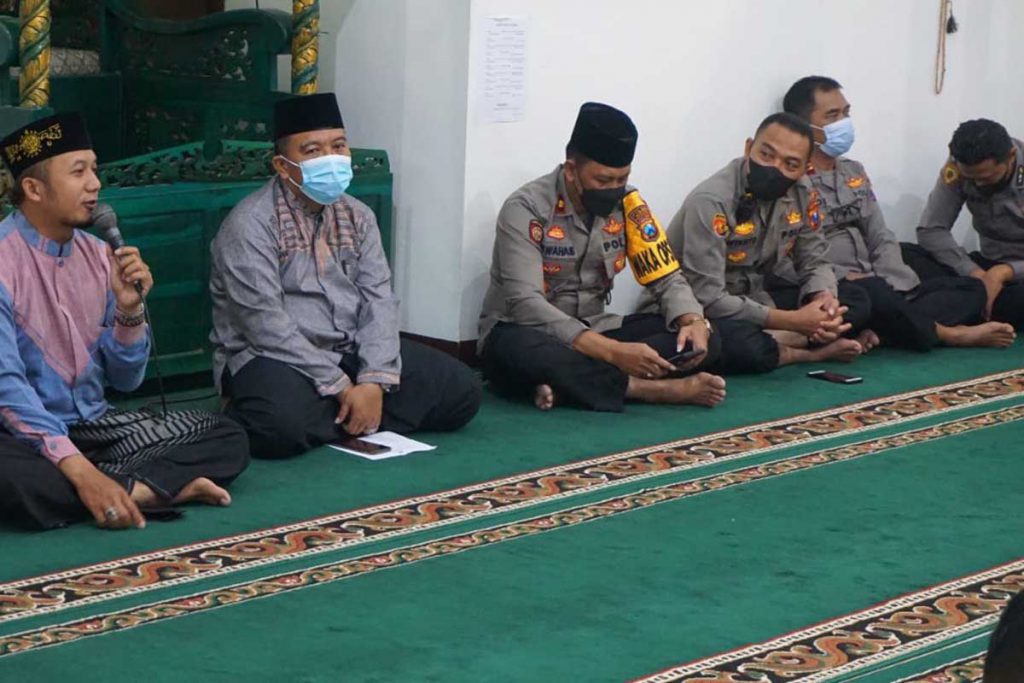Waka Polres Batu, Kompol Iswahab bersama penceramah Ustadz Ahmad Munir Kholis. (ist) - Polres Batu Peringati Nuzulul Qur'an, Waka Polres Tekankan Pentingnya Al Qur'an