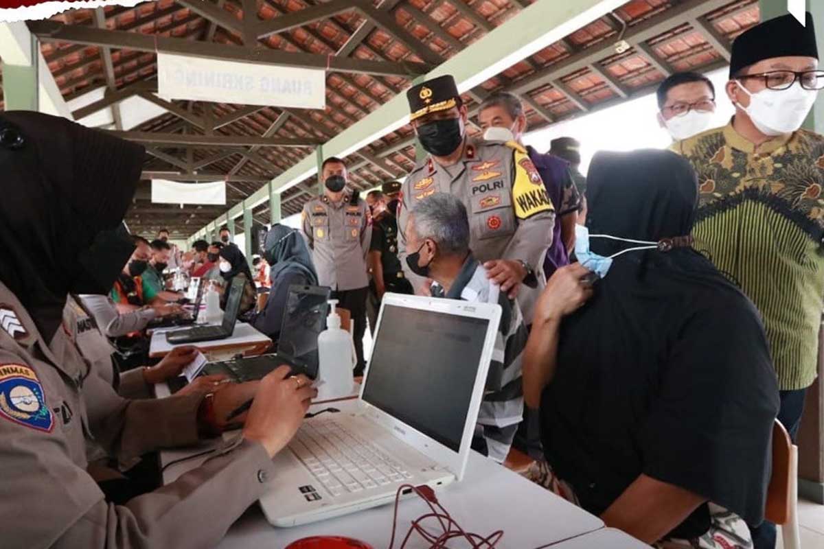 Wakapolda Jawa Timur Brigjen Pol Slamet Hadi Supraptoyo meninjau vaksinasi di Polkesma Malang. (ist) - Wakapolda Jatim Minta Kejar Target Vaksinasi Lansia di Kota Malang