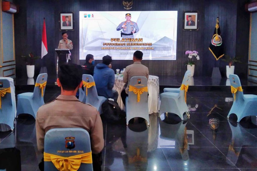 Wakapolresta Malang Kota, AKBP Deny Heryanto menjelaskan harapan setelah diadakan pelatihan. (jaz) - Fasilitasi Pelatihan Fotografi, Wakapolresta: Minimal Candite Natural