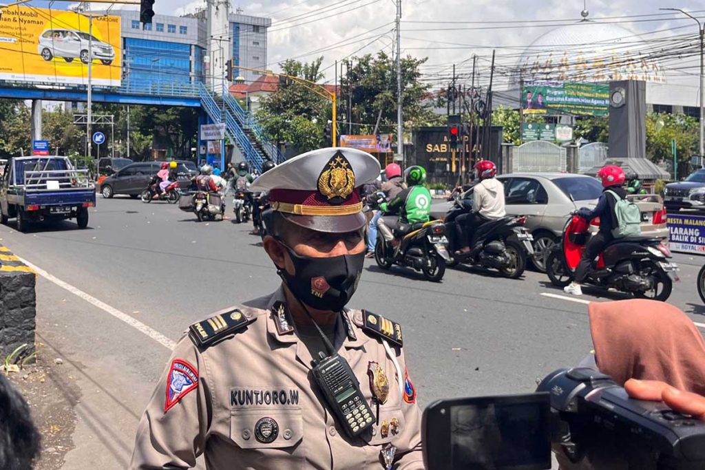 Wakasatlantas Polresta Makota, AKP Kuntjoro W saat menjawab pertanyaan awak media. (ws5) - Jelang Mudik Lebaran, Begini Skema Arus Lalin Masuk Kota Malang
