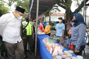 Wakil Bupati Malang, Drs Didik Gatot Subroto saat tinjau langsung Pasar Takjil Grimoyo. (ist) - Dorong Perekonomian Masyarakat, Melalui Pasar Takjil