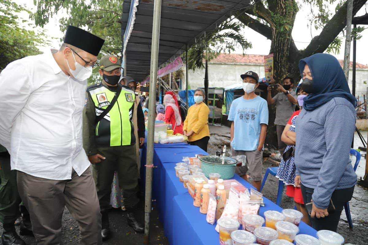 Wakil Bupati Malang, Drs Didik Gatot Subroto saat tinjau langsung Pasar Takjil Grimoyo. (ist) - Dorong Perekonomian Masyarakat, Melalui Pasar Takjil