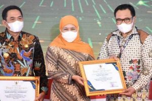 Wakilwali Kota Malang, Sofyan Edi Jarwoko menerima penghargaan dari Gubernur Jawa Timur, Khofifah Indar Parawansa. (ist) - Kota Malang Raih Terbaik PPD 2022, Bung Edi: Kolaborasi Pentahelix