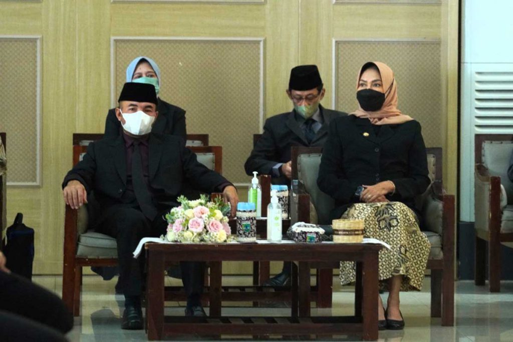 Wali Kota Batu, Dewanti Rumpoko, bersama Ketua DPRD Batu, Asmadi dan Kadindik Batu. (ist) - Wali Kota Batu Lantik Kepala Sekolah dan Pejabat Fungsional Pengawas