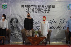 Wali Kota Batu, Dewanti Rumpoko dan Ketua TP PKK Batu, Wibi Asri. (ist) - Peringatan Hari Kartini PKK Kota Batu, Digelar Lomba Garnish dan Peragaan Busana Nasional