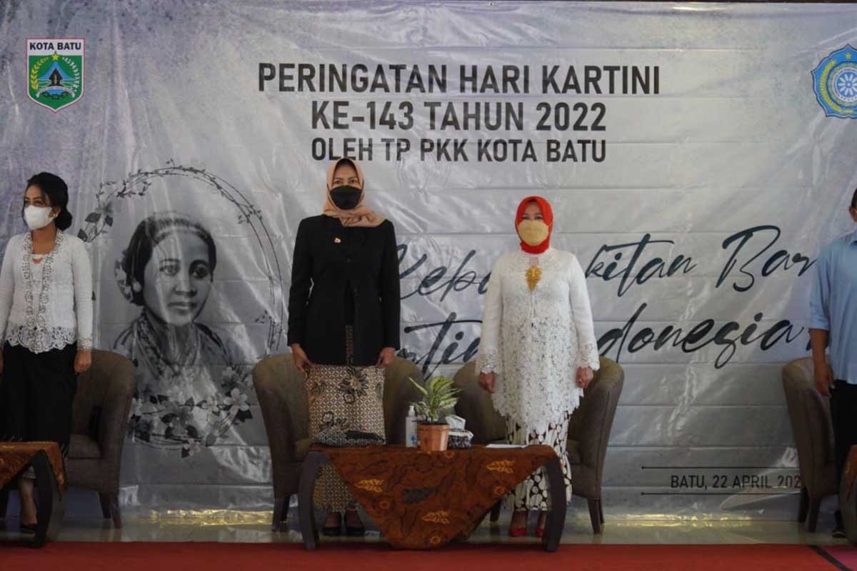 Wali Kota Batu, Dewanti Rumpoko dan Ketua TP PKK Batu, Wibi Asri. (ist) - Peringatan Hari Kartini PKK Kota Batu, Digelar Lomba Garnish dan Peragaan Busana Nasional