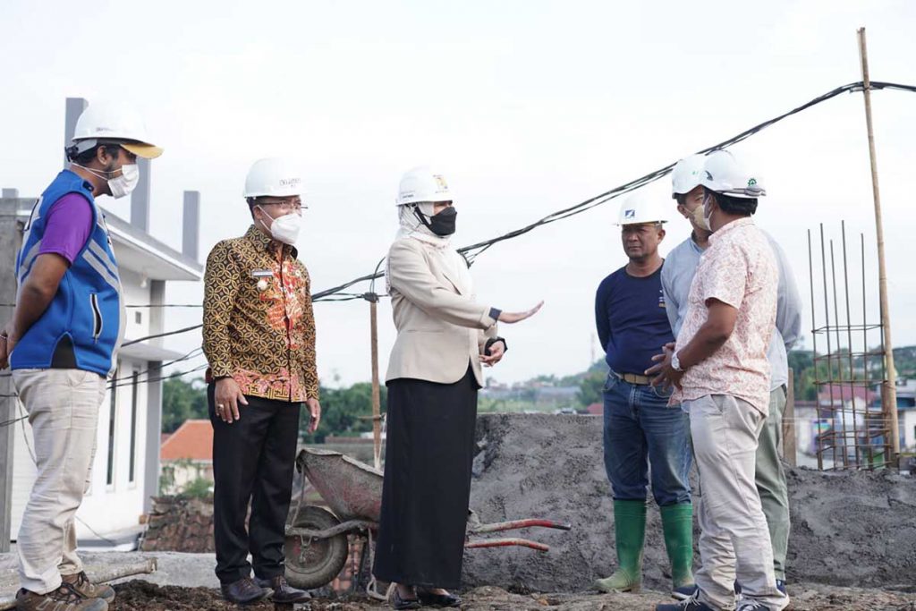 Wali Kota Batu Dewanti Rumpoko dan Wawali Batu berkeliling di proyek pembangunan pasar induk Among Tani Kota Batu. (ist) - Kunjungi Proyek Pasar Induk Batu, Wali Kota Puas dengan Progresnya