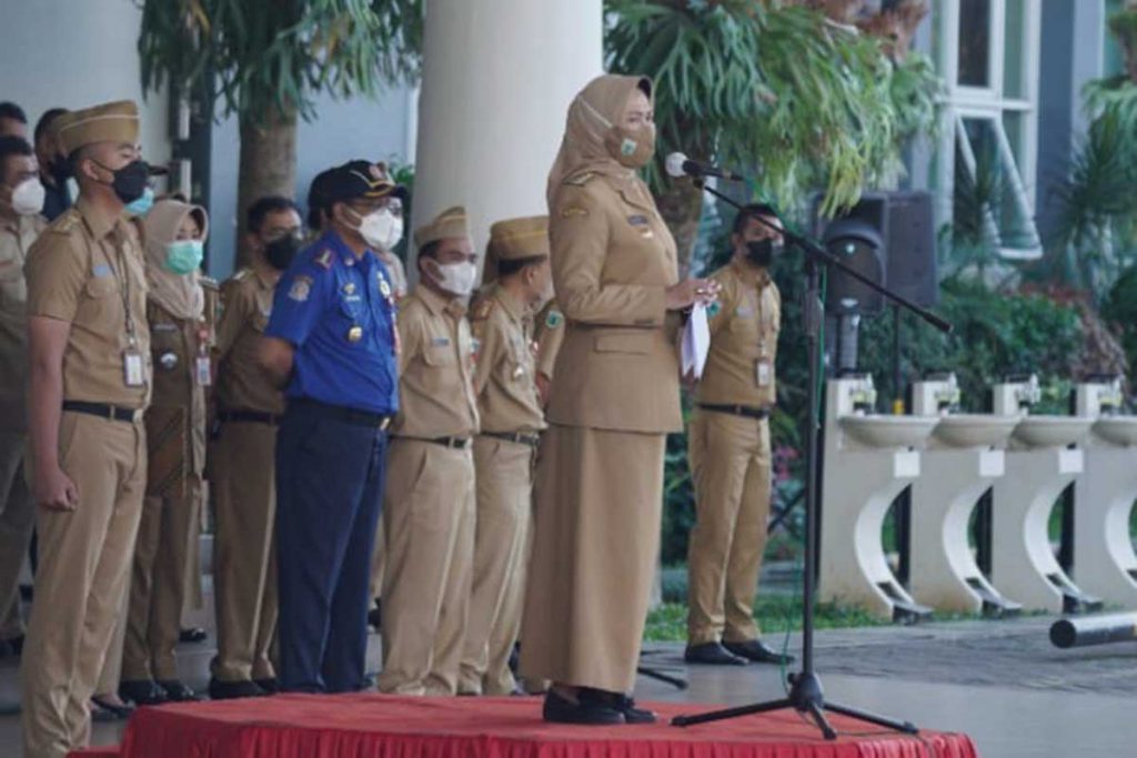 Wali Kota Batu, Dewanti Rumpoko memberikan arahan pada ASN. (ist) - Pemkot Batu Gelar Apel Khusus Jelang Libur Idul Fitri 2022