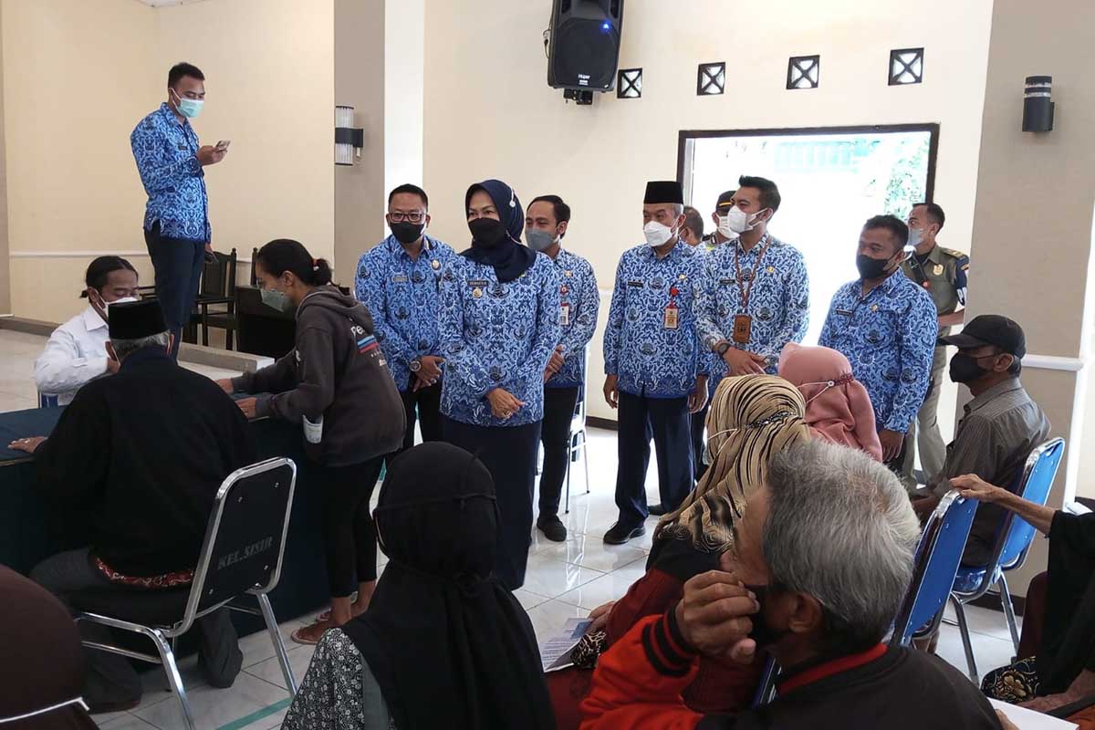 Wali Kota Batu Dewanti Rumpoko, meninjau pelaksanaan penyaluran BLT Migor dan Sembako. (dik) - Tinjau Penyaluran BLT Tunai, Wali Kota Batu : Manfaatkan Sebaik-baiknya