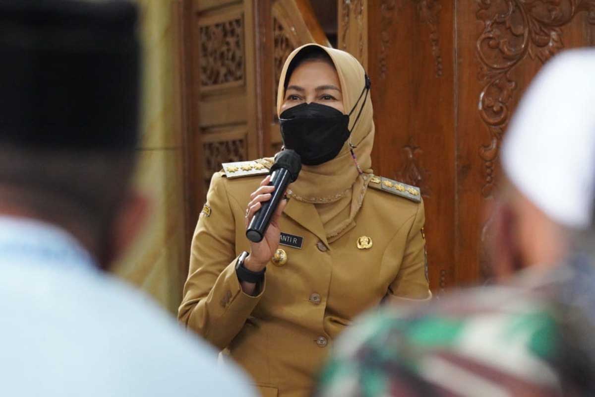 Wali Kota Batu, Dewanti Rumpoko, saat mengunjungi Masjid di Desa Sumberbrantas. (ist) - Kunjungi Desa Paling Utara Kota Batu, Wali Kota Batu Santuni Yatim