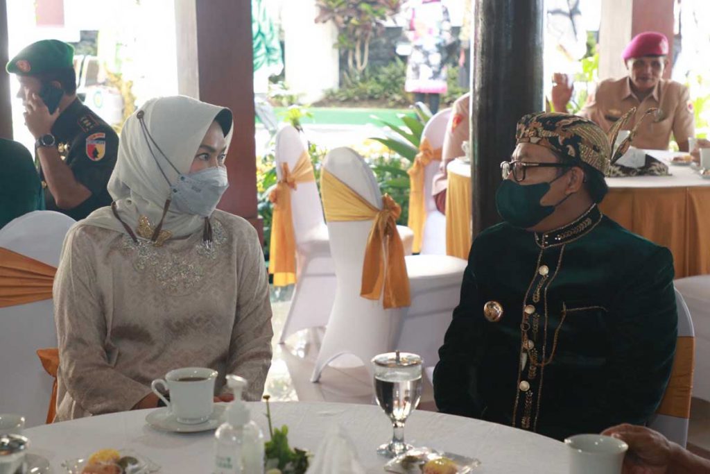 Wali Kota Batu berbincang dengan Wali Kota Malang saat peringatan HUT 108 Kota Malang. (ist) - Begini Harapan Sinergisitas Pemkot Batu di HUT ke-108 Kota Malang