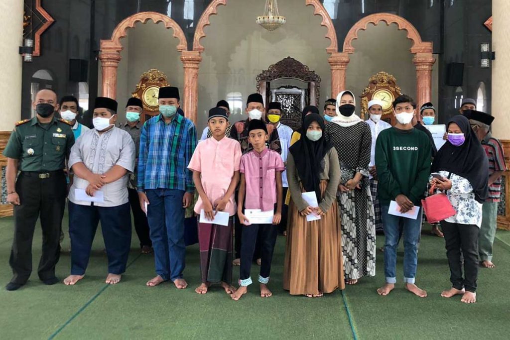 Wali Kota Batu berfoto dengan penerima santunan. (ist) - Hari Terakhir Silaturahmi Ramadan, Wali Kota Batu Serahkan Bantuan Alkes