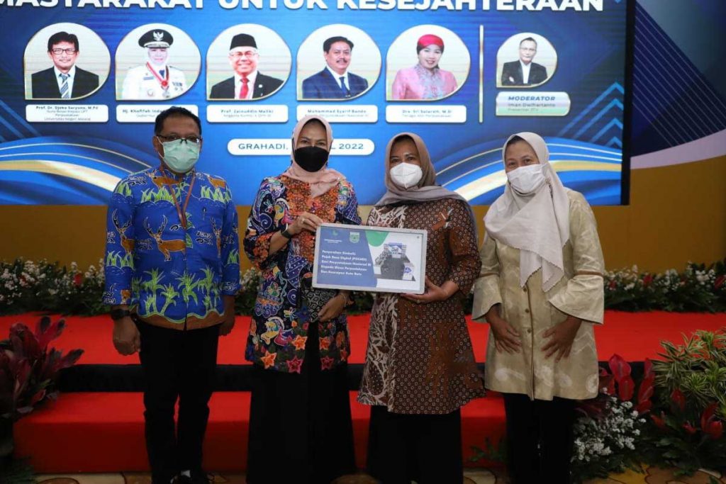 Wali Kota Batu, bersama Kepala Dinas Perpustakaan dan Arsip Kota Batu, serta pejabat Batu yang turut hadir. (ist) - Dorong Minat Baca Warga, Perpustakaan Kota Batu Terima "POCADI" dari Pemprov